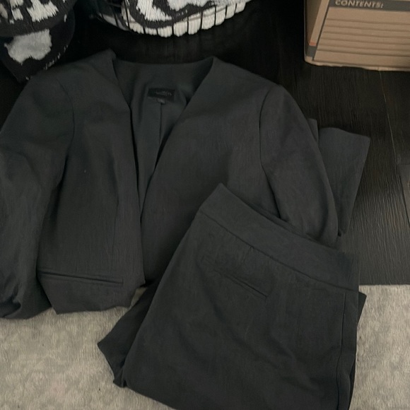 The Limited Suite in Grey - Picture 1 of 1